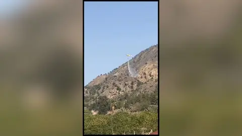 Un helic&oacute;ptero ayuda a los bomberos en las labores de extinci&oacute;n de un incendio que se ha reactivado en la pedan&iacute;a murciana de Torreag&uuml;era (foto: @a_almagro_m | @regiononlinemurcia)