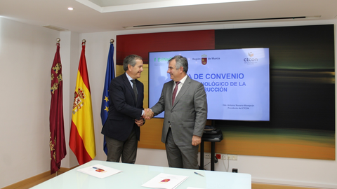 El consejero de Medio Ambiente, Universidades, Investigaci&oacute;n y Mar Menor, Juan Mar&iacute;a V&aacute;zquez, y el presidente de la Asociaci&oacute;n Empresarial del Centro Tecnol&oacute;gico de la Construcci&oacute;n de la Regi&oacute;n de Murcia, Antonio Navarro, firman un convenio por el que se asociar&aacute;n j&oacute;venes graduados a proyectos de investigaci&oacute;n de inter&eacute;s empresarial que se ejecutar&aacute;n en el mencionado centro.