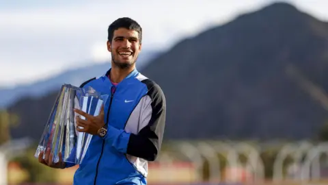 Carlos Alcaraz posa con el trofeo de Indian Wells