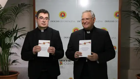 El obispo de Cartagena, Mons. Jos&eacute; Manuel Lorca Planes, acompa&ntilde;ado por el delegado para la Protecci&oacute;n del menor y de los adultos vulnerables y vicario Judicial, Gil Jos&eacute; S&aacute;ez Mart&iacute;nez, presentan el protocolo (foto: Di&oacute;cesis de Cartagena)