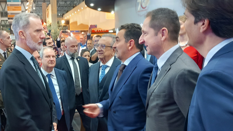 Su majestad el Rey, Felipe VI saluda a la direcci&oacute;n de la compa&ntilde;&iacute;a, a su presidente, Tom&aacute;s Fuertes, al director general, Rafael Fuertes, al director comercial de productos elaborados, Jos&eacute; Andr&eacute;s Alarc&oacute;n y al director de Exportaci&oacute;n Gilberto S&aacute;nchez.