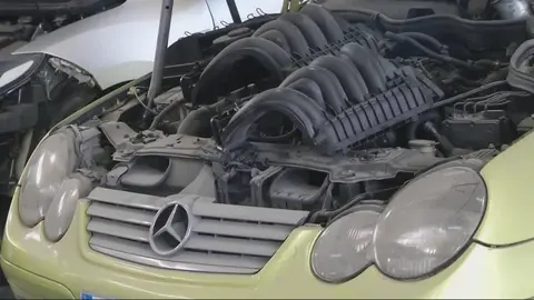 Reparaci&oacute;n de un veh&iacute;culo en una taller (foto: La 7)