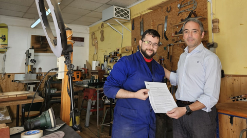 El director general Rafael G&oacute;mez, junto con el luthier Gin&eacute;s Mart&iacute;nez.