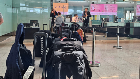 Maletas del UCAM Murcia, en el aeropuerto de Barcelona (Foto: UCAM Murcia)