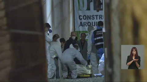 Momento en el que sacan 4 cad&aacute;veres encontrados en una vivienda de Toledo (foto: La 7)