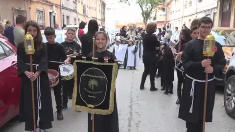 Semana Santa: una procesi&oacute;n de ni&ntilde;os realizada con materiales reciclados en Cieza (foto: La 7)