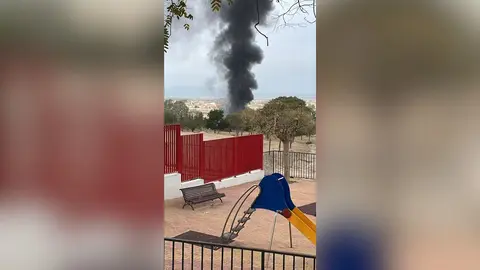 Incendio en una f&aacute;brica de pinturas de Beniaj&aacute;n (foto: La 7)