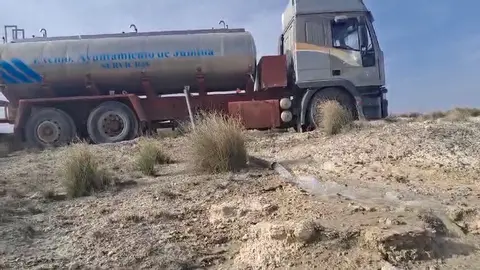 Un cami&oacute;n cisterna descarga 30.000 litros de agua a la balsa del Gait&aacute;n de Jumilla (foto: La 7)