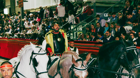 L&oacute;pez Miras, vestido de Teodosio