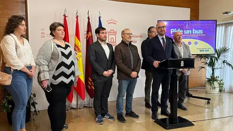 Imagen de la presentaci&oacute;n del servicio de transporte a demanda (foto: Ayuntamiento de Murcia)