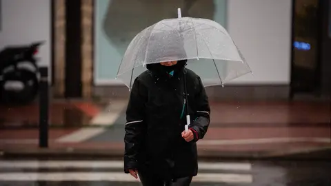 Una persona se protege de la lluvia con paraguas - Mateo Lanzuela (foto: EP)