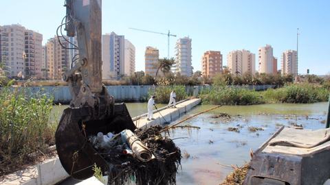 Retirada de residuos en el cauce del r&iacute;o Segura