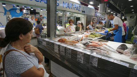Personas comprando en un mercado