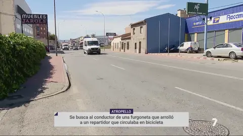 Lugar en el que una furgoneta arroll&oacute; a un ciclista en Murcia (foto: La 7)