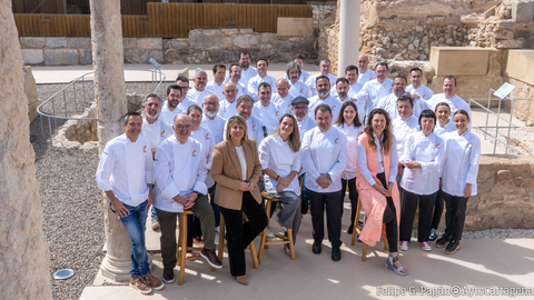 La alcaldesa de Cartagena con los cocineros Tres Soles Repsol este lunes en el Foro Romano