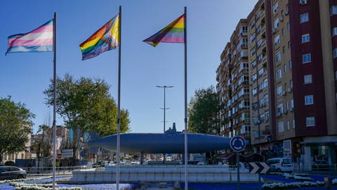 Izado de banderas para la conmemoraci&oacute;n del D&iacute;a Internacional de la Visibilidad Trans