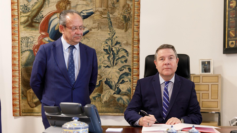 El presidente de C-LM, Emiliano Garc&iacute;a-Page, firma la carta que ha enviado al presidente del Gobierno, Pedro S&aacute;nchez (Foto: David Esteban Gonz&aacute;lez)