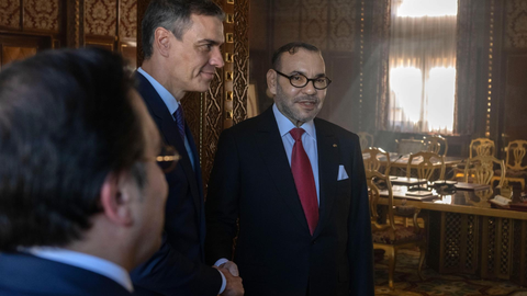 El presidente del Gobierno espa&ntilde;ol, Pedro S&aacute;nchez (i), y el rey de Marruecos, Mohamed VI (d) en su primer viaje oficial de esta legislatura a Marruecos