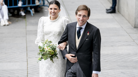 El alcalde de Madrid, Jos&eacute; Luis Mart&iacute;nez-Almeida, y la sobrina segunda del Rey Felipe VI, Teresa Urquijo, salen de su boda en la parroquia San Francisco de Borja, a 6 de abril de 2024, en Madrid (Foto: A. P&eacute;rez Meca - Europa Press)