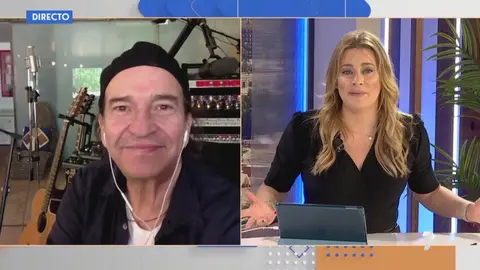 &Aacute;lvaro Urquijo, fundador y miembro de 'Los Secretos', con Mar&iacute;a Pina en Qu&eacute;date Conmigo (foto: La 7)