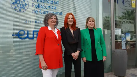 La rectora de la UPCT, Beatriz Miguel, la astronauta Sara Garc&iacute;a, y la alcaldesa de Cartagena, Noelia Arroyo (foto: UPCT)
