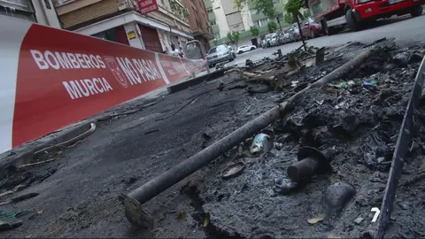 Restos de un contenedor calcinado en la ciudad de Murcia (foto: La 7)