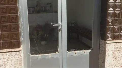 Uno de los da&ntilde;os materiales provocados por los ladrones que robaron en varios panteones del cementerio de Lobosillo (foto: La 7)
