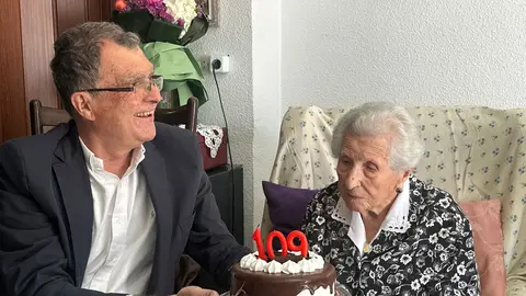 Do&ntilde;a Concha sopla las velas junto a Jos&eacute; Ballesta