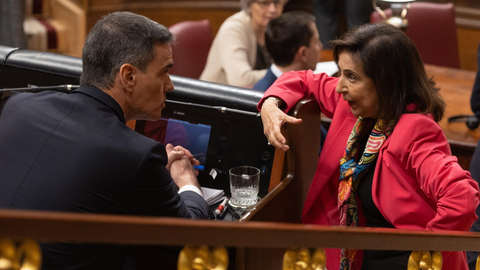 El presidente del Gobierno, Pedro S&aacute;nchez y la ministra de Defensa, Margarita Robles, durante una sesi&oacute;n plenaria, en el Congreso de los Diputados, a 10 de abril de 2024, en Madrid