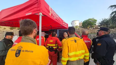 Equipos de la Unidad de Defensa contra los Incendios Forestales de la Regi&oacute;n de Murcia en el puesto de mando en la localidad alicantina de T&aacute;rbena (foto: 112 de la Regi&oacute;n de Murcia)