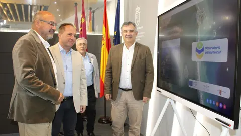 El consejero de Medio Ambiente, Universidades, Investigaci&oacute;n y Mar Menor, Juan Mar&iacute;a V&aacute;zquez, con el responsable del Equipo de Sistemas de Informaci&oacute;n Geogr&aacute;fica y de Teledetecci&oacute;n del IMIDA, Manuel Erena (foto: CARM)
