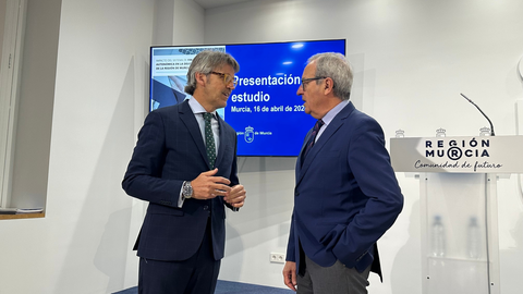 El consejero de Econom&iacute;a, Hacienda y Empresa, Luis Alberto Mar&iacute;n, y el director de Investigaci&oacute;n del Ivie y profesor em&eacute;rito de la Universidad de Valencia, Francisco P&eacute;rez.