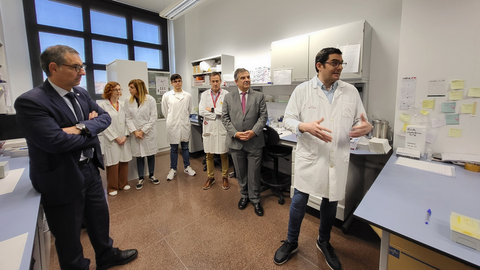 El consejero de Medio Ambiente, Universidades, Investigaci&oacute;n y Mar Menor, Juan Mar&iacute;a V&aacute;zquez, y el rector de la Universidad de Murcia, Jos&eacute; Luj&aacute;n, atienden la explicaci&oacute;n del investigador principal del proyecto, Antonio Lax.