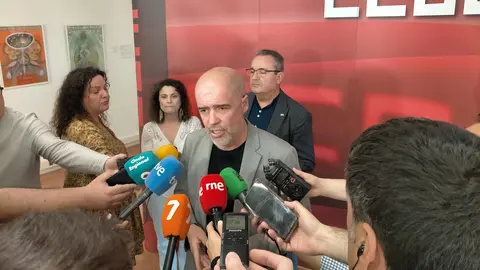 El secretario confederal de CCOO, Unai Sordo, acompa&ntilde;ado por el secretario general territorial del sindicato en la Regi&oacute;n de Murcia, Santiago Navarro (foto: EP)