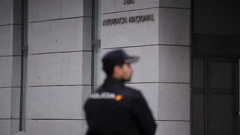 Un agente de Polic&iacute;a en la entrada de la Audiencia Nacional (foto: EP)