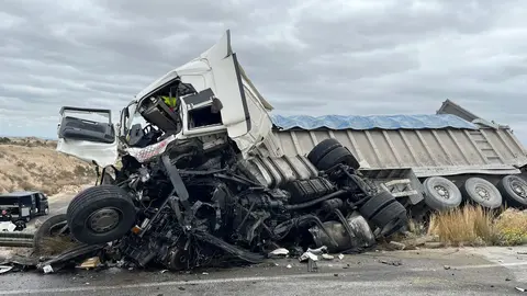 Mueren dos personas tras el choque entre dos camiones en Fortuna (foto: La 7)
