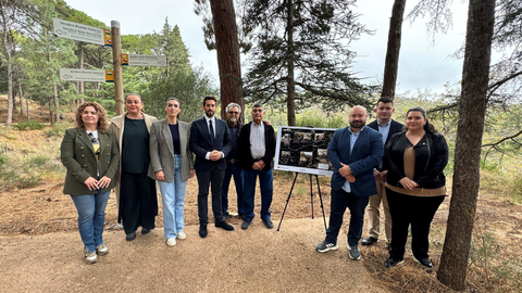 Autoridades y representantes de las asociaciones promotoras del expediente, durante el acto de presentaci&oacute;n en Sierra Espu&ntilde;a