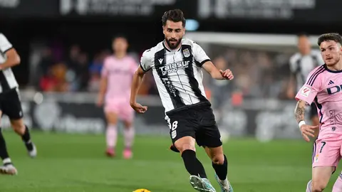 Luis Mu&ntilde;oz (FC Cartagenaa) conduce el esf&eacute;rico en el Cartagonova ante el Oviedo (foto: FC Cartagena)