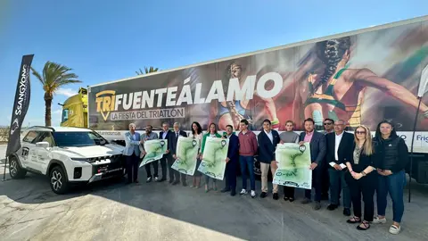 Autoridades y empresas en la presentaci&oacute;n del cartel