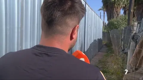 No puede salir con su veh&iacute;culo de su vivienda por culpa de las vallas del Warm Up (foto: La 7)