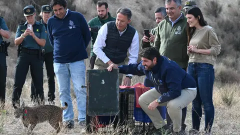 El presidente del Gobierno regional, Fernando L&oacute;pez Miras, participa en la suelta de dos nuevos ejemplares de lince ib&eacute;rico en las Tierras Altas de Lorca (foto: CARM)