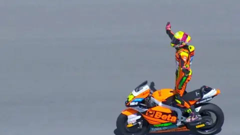 Ferm&iacute;n Aldeguer celebra la victoria en el circuito de Jerez (foto: MotoGP)