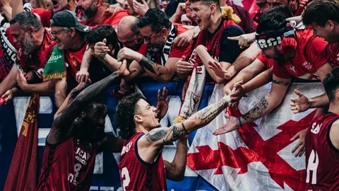 Los jugadores del UCAM Murcia CB celebran el tercer puesto en la Champions con los aficionados que se han desplazado a Belgrado (foto: Basketball Champions League)