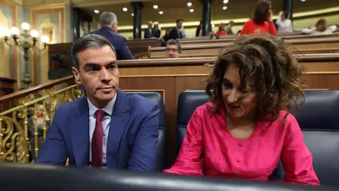 El presidente del Gobierno, Pedro S&aacute;nchez, y la vicepresidenta primera y ministra de Hacienda, Mar&iacute;a Jes&uacute;s Montero, durante una sesi&oacute;n de control al Gobierno (foto: EP)
