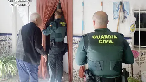 Dos agentes de la Guardia Civil junto al hombre al que rescataron tras producirse un incendio en su vivienda (foto: GC)