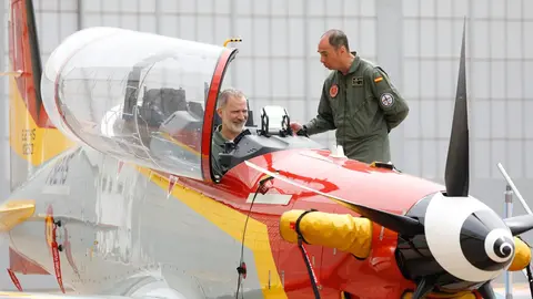 El Rey Felipe VI probando una aeronave militar durante su visita a la Academia General del Aire en San Javier (foto: EP)