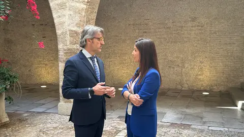 Un momento del encuentro mantenido hoy entre el consejero de Econom&iacute;a, Hacienda y Empresa, Luis Alberto Mar&iacute;n, y su hom&oacute;loga valenciana, Ruth Merino (foto: CARM)