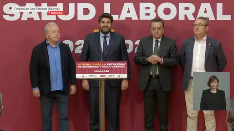 Firma del acuerdo entre Gobierno regional, CROEM, UGT y CC OO
