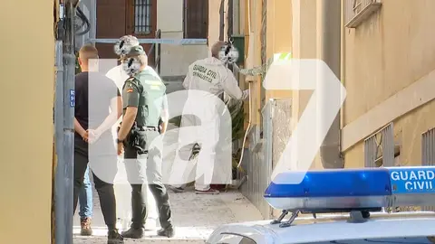 La Unidad de Criminal&iacute;stica de la Guardia Civil investiga el origen del incendio que ha acabado con la vida de tres personas en Ricote (foto: La 7)