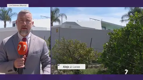 Alejo J. Lucas dando la &uacute;ltima hora del asalto de tres ladrones a una vivienda de Los Dolores de Murcia donde una mujer ha recibido un disparo (foto: La 7)